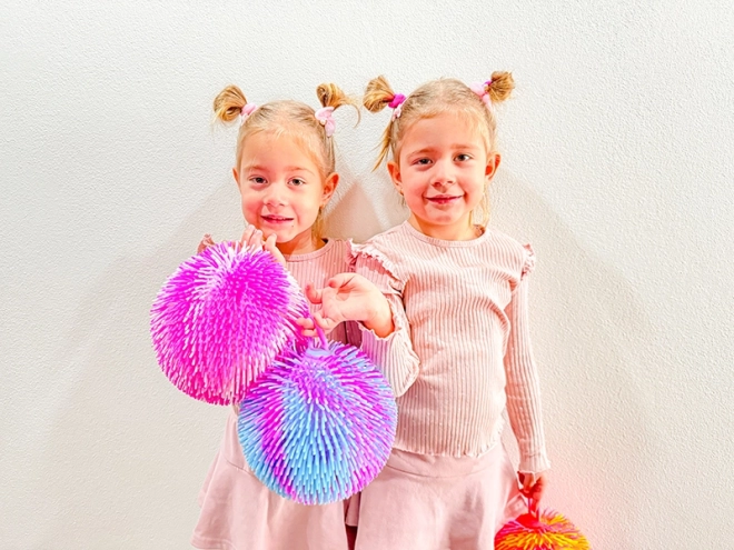 Balle lumineuse duveteuse multicolore SPORTO - rose et blanche