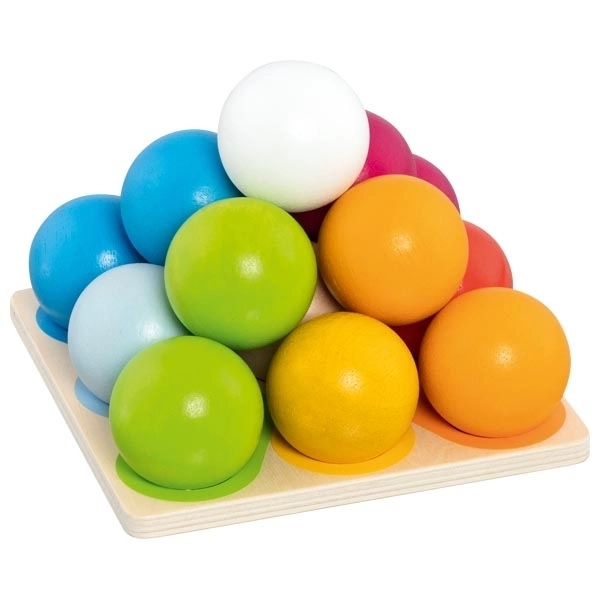 Pyramide en bois avec des boules colorées