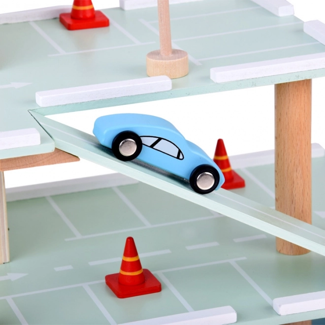 Garage de stationnement en bois à plusieurs niveaux avec ascenseur et voitures