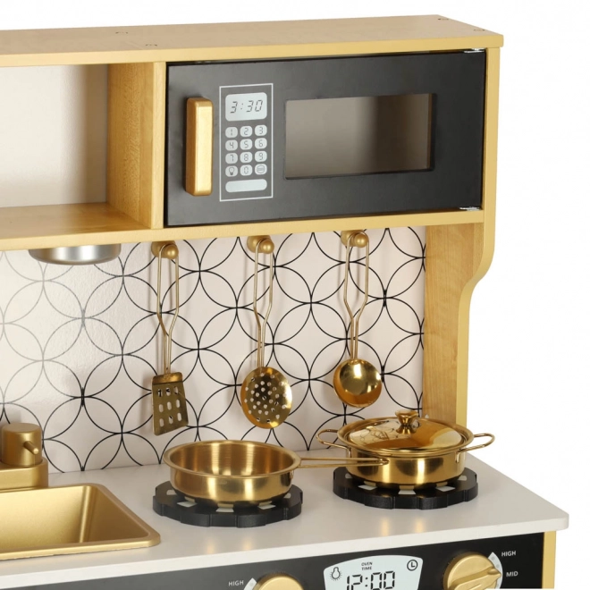 Cuisine en bois pour enfants avec réfrigérateur doré et tableau noir