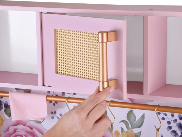 Batterie de cuisine métallique et rangements astucieux