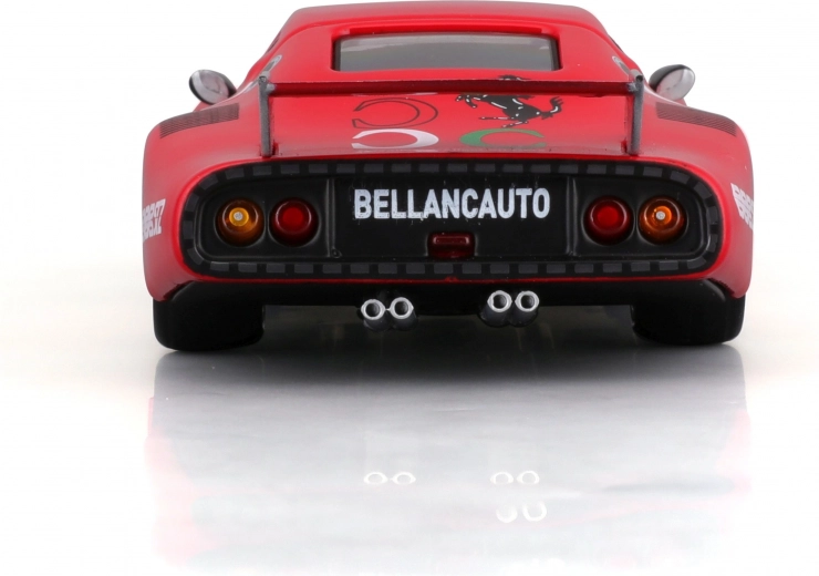 Carrosserie métallique et détails réalistes