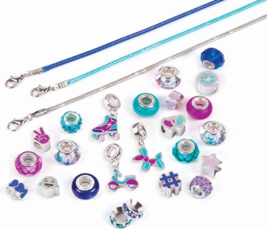 Large sélection de perles et de breloques