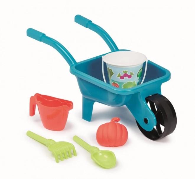 Brouette de jardin avec arrosoir, seau et accessoires.