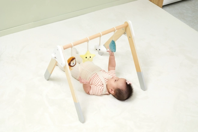 Portique en bois avec jouets