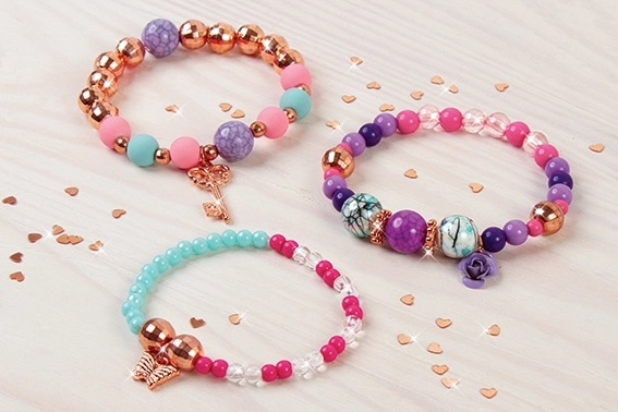 Bracelets et tatouages, fleurs
