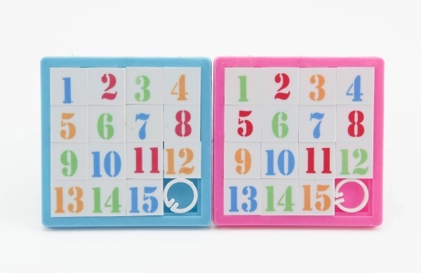 Casse-tête à déplacer en plastique 8x8cm, 4 couleurs assorties dans un sac