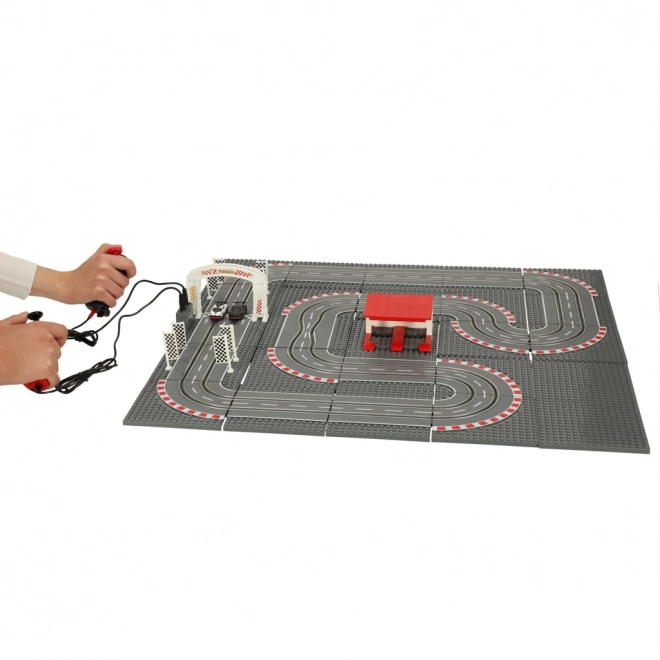 Piste de course de police électrique avec blocs de construction