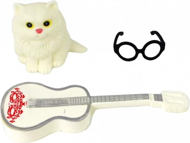 Adorable chaton et accessoires