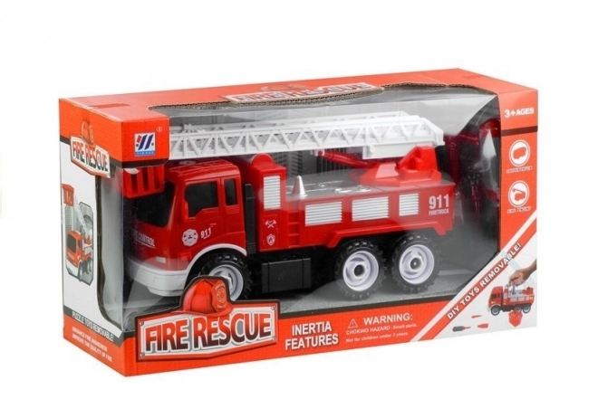 Camion de pompiers avec échelle et outils