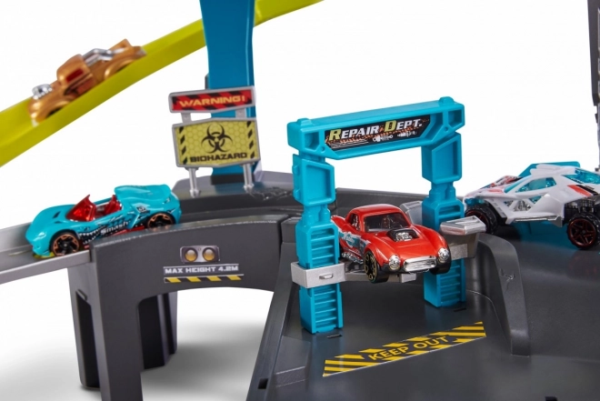 Circuit de voitures attaqué par l'araignée
