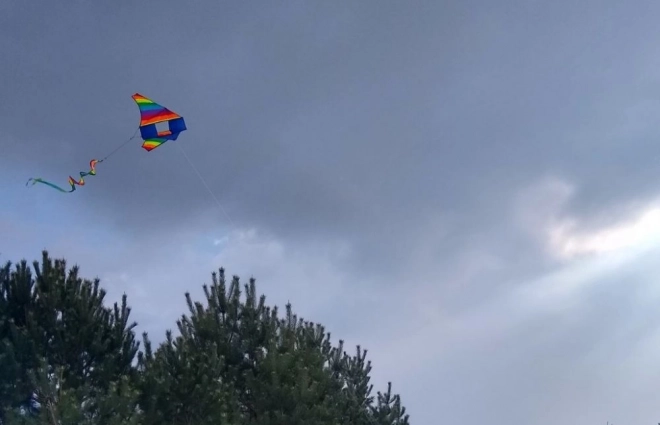 Cerf-volant coloré avec arc-en-ciel tournant