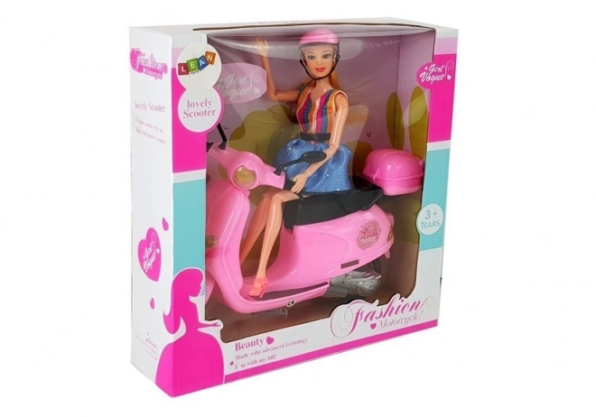 Poupée sur scooter rose avec casque, cheveux longs