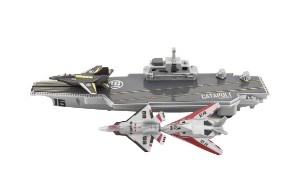 Porte-avions avec catapulte et chasseurs