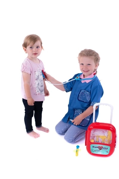 Ensemble de docteur avec stéthoscope dans une valise à roulettes