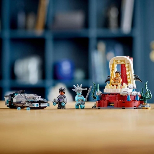 Trois minifigurines de héros et de méchants