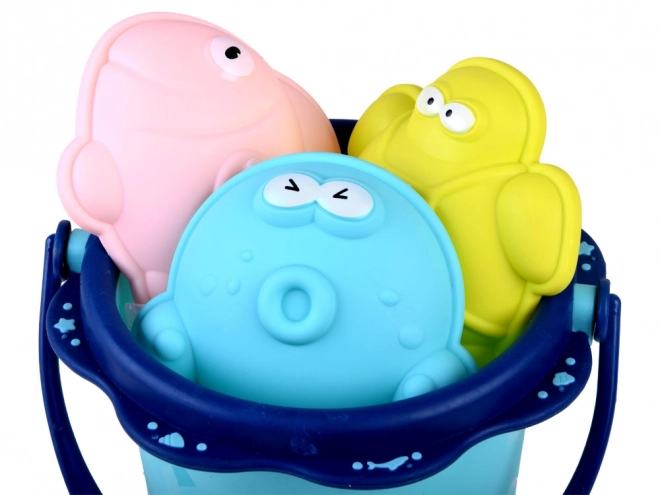 Ensemble coloré pour le sable avec seau et moules