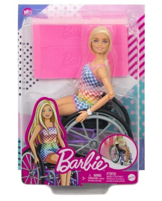 Barbie mannequin en fauteuil roulant dans une combinaison à carreaux HJT13