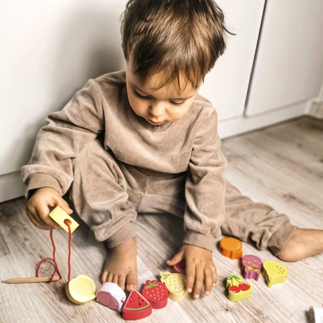 Blocs à enfiler en bois avec des fruits