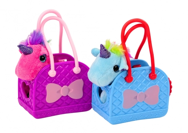 Licorne en peluche avec crinière colorée dans un sac en caoutchouc