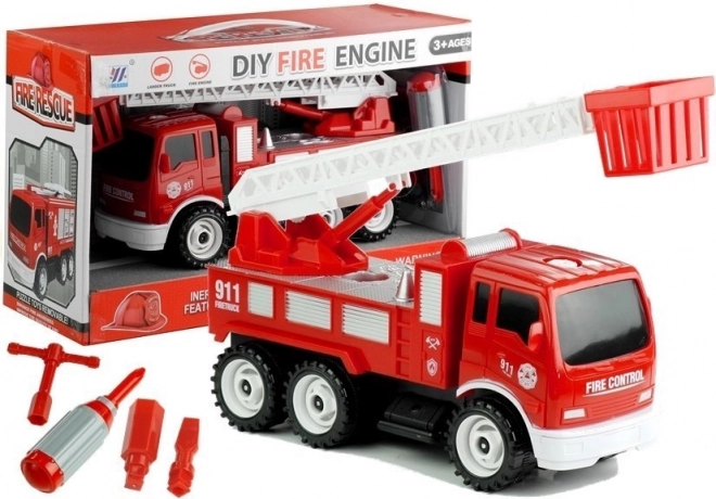 Camion de pompiers avec outils et échelle télescopique