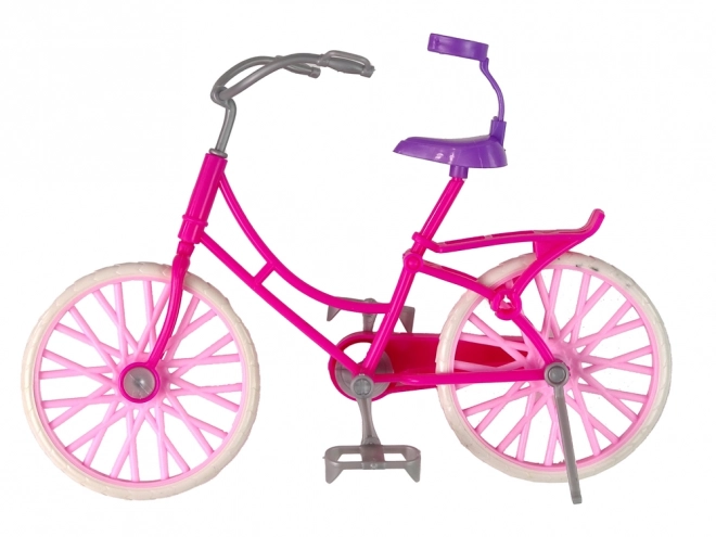 Poupée sur un vélo rose