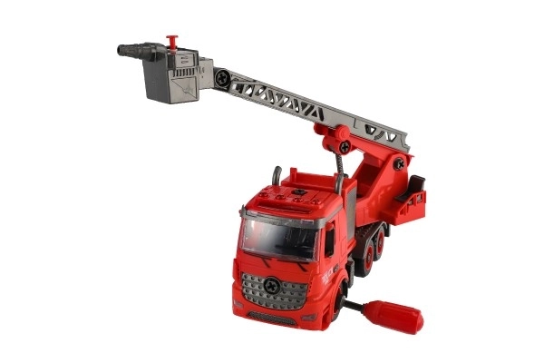 Camion de pompiers avec pulvérisateur d'eau et son