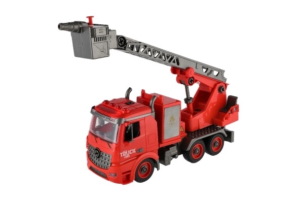 Camion de pompiers avec pulvérisateur d'eau et son