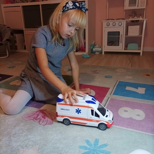 Ambulance pour enfants avec brancard et signaux lumineux