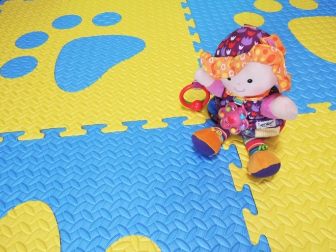 Tapis moussé pour enfants avec pattes bleues et jaunes