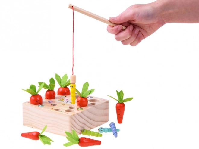 Jeu en bois avec carottes et vers