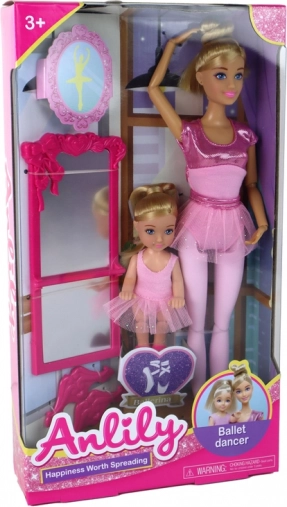 Maman et fille en costumes assortis