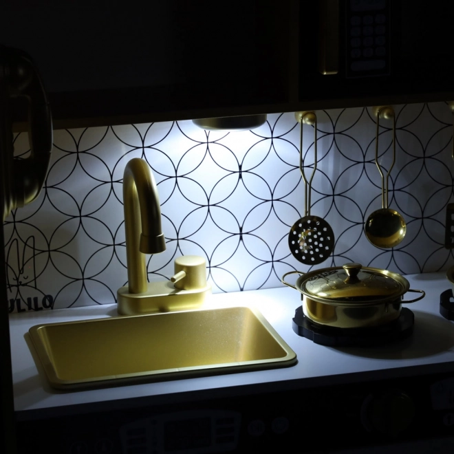 Cuisine en bois pour enfants avec réfrigérateur doré et tableau noir