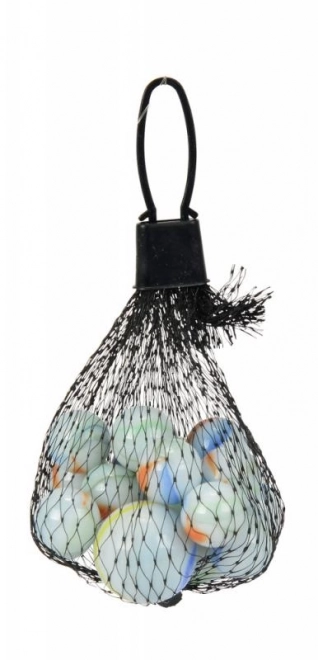Billes en verre dans un filet