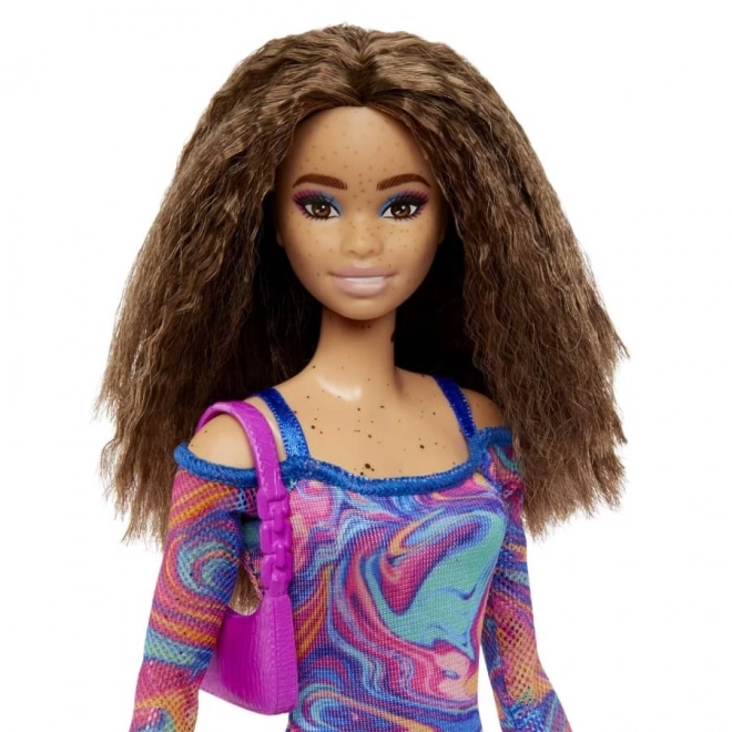 Poupée Barbie Fashionistas aux cheveux ondulés et avec des taches de rousseur