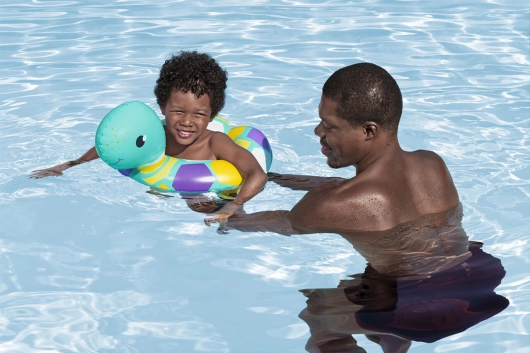Soutien sécurisé dans la piscine