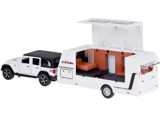 Voiture tout-terrain de vacances avec remorque de camping et lumières