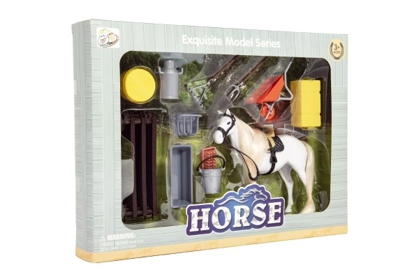 Cheval dans l'enclos avec accessoires