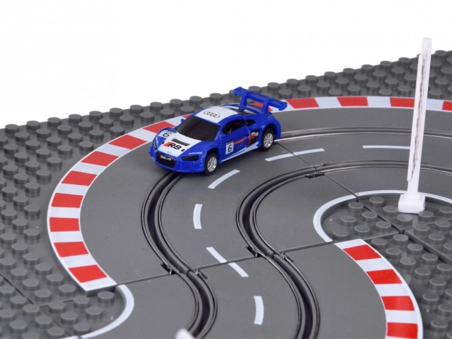 Piste de course avec voitures de construction à télécommande