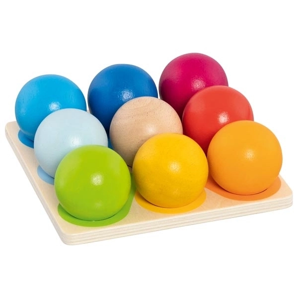 Pyramide en bois avec des boules colorées