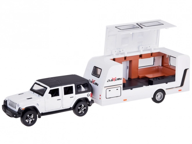 Voiture tout-terrain de vacances avec remorque de camping et lumières