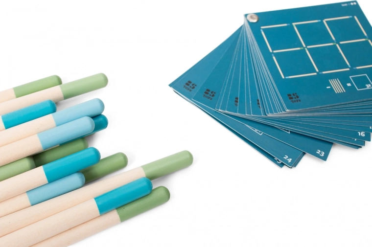 Bâtonnets en bois colorés pour créer des formes