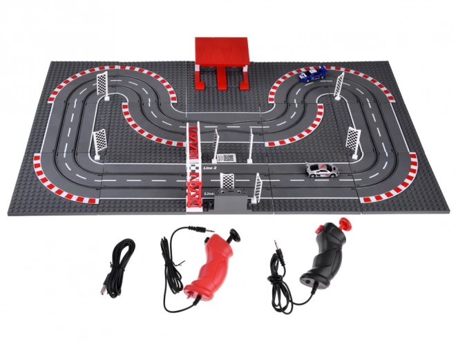 Piste de course avec voitures de construction à télécommande