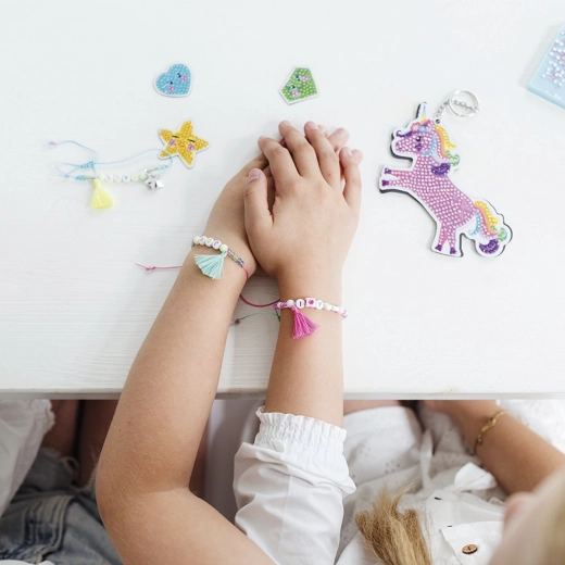 Bracelets tendance avec perles et pompons