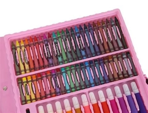 Grand ensemble de peinture dans une valise rose