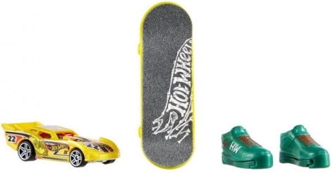 Combinaison voiture et fingerboard