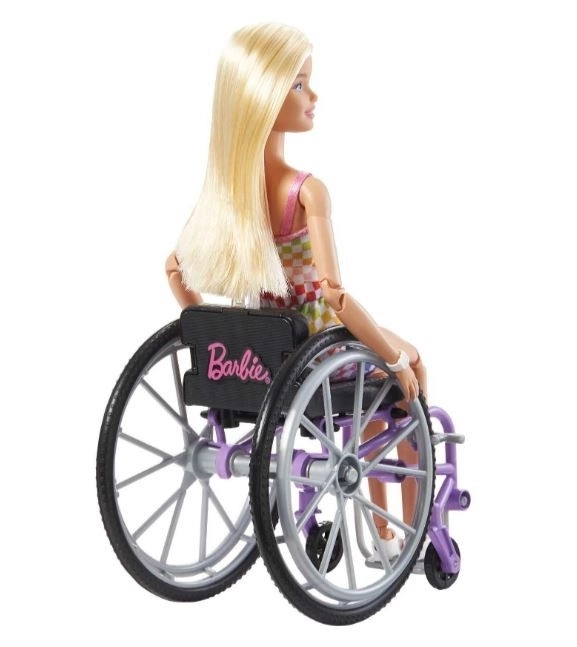 Barbie mannequin en fauteuil roulant dans une combinaison à carreaux HJT13