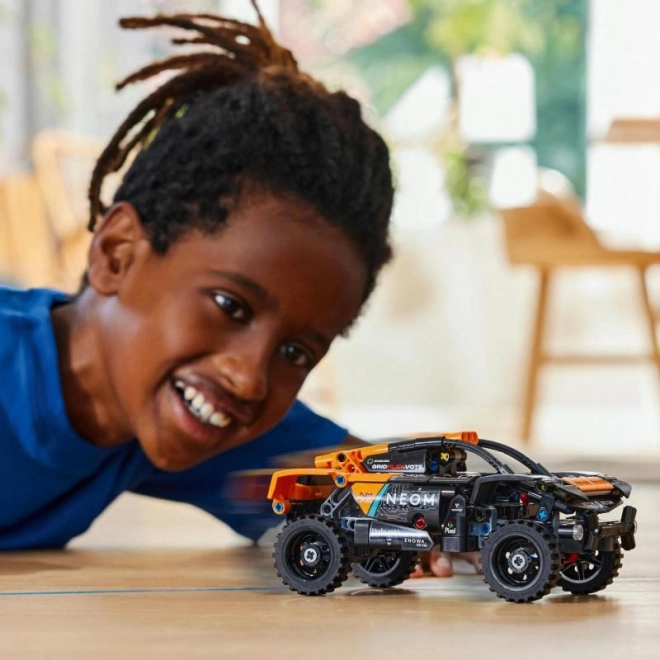 Voiture de Course Extrême E NEOM McLaren LEGOae Technic 42166