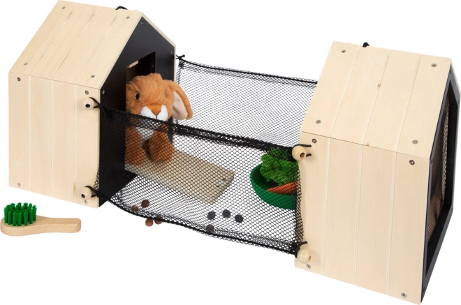 Petit pied Lapin en peluche dans un clapier avec enclos