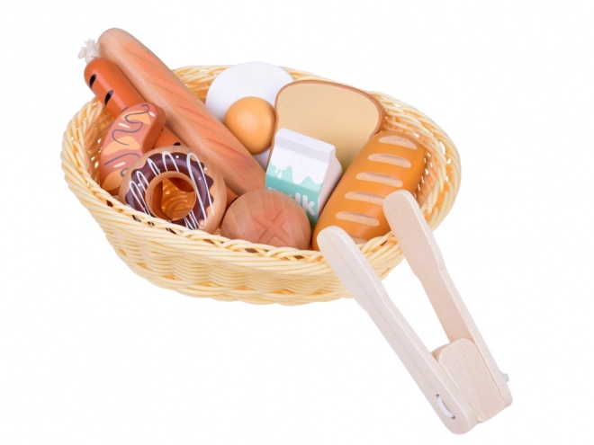 Panier en bois plein de pâtisseries pour jouer